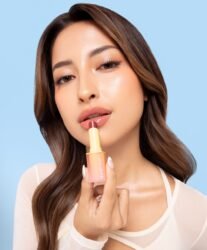 Azarine Luncurkan Glowkiss Sunscreen Lip Balm SPF 35 PA+++: Inovasi Perlindungan Bibir dari Sinar UV Kolaborasi Bareng Jennifer Coppen