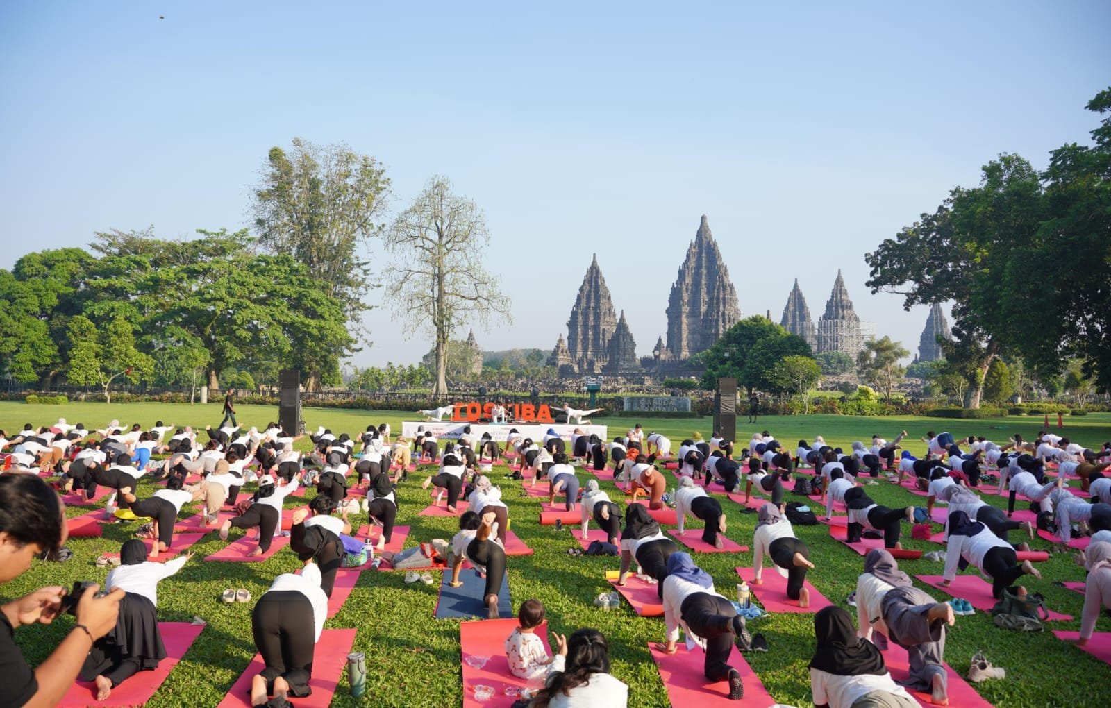 Dukung Gaya Hidup Sehat Masyarakat Urban, Toshiba Rayakan International Yoga Day di Candi Prambanan