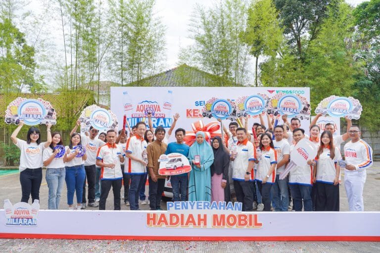 AQUVIVA Rayakan Pemenang Mobil Pertama dari Program Kejutan Tutup Botol Berhadiah Miliaran Rupiah
