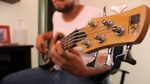 Teknik Bermain Bass: Dasar Penting untuk Jadi Bassist Handal
