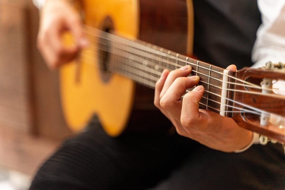 Teknik Bermain Gitar Akustik yang Perlu Kamu Kuasai