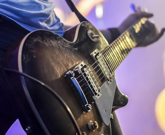Teknik Bermain Gitar Listrik yang Wajib Dikuasai