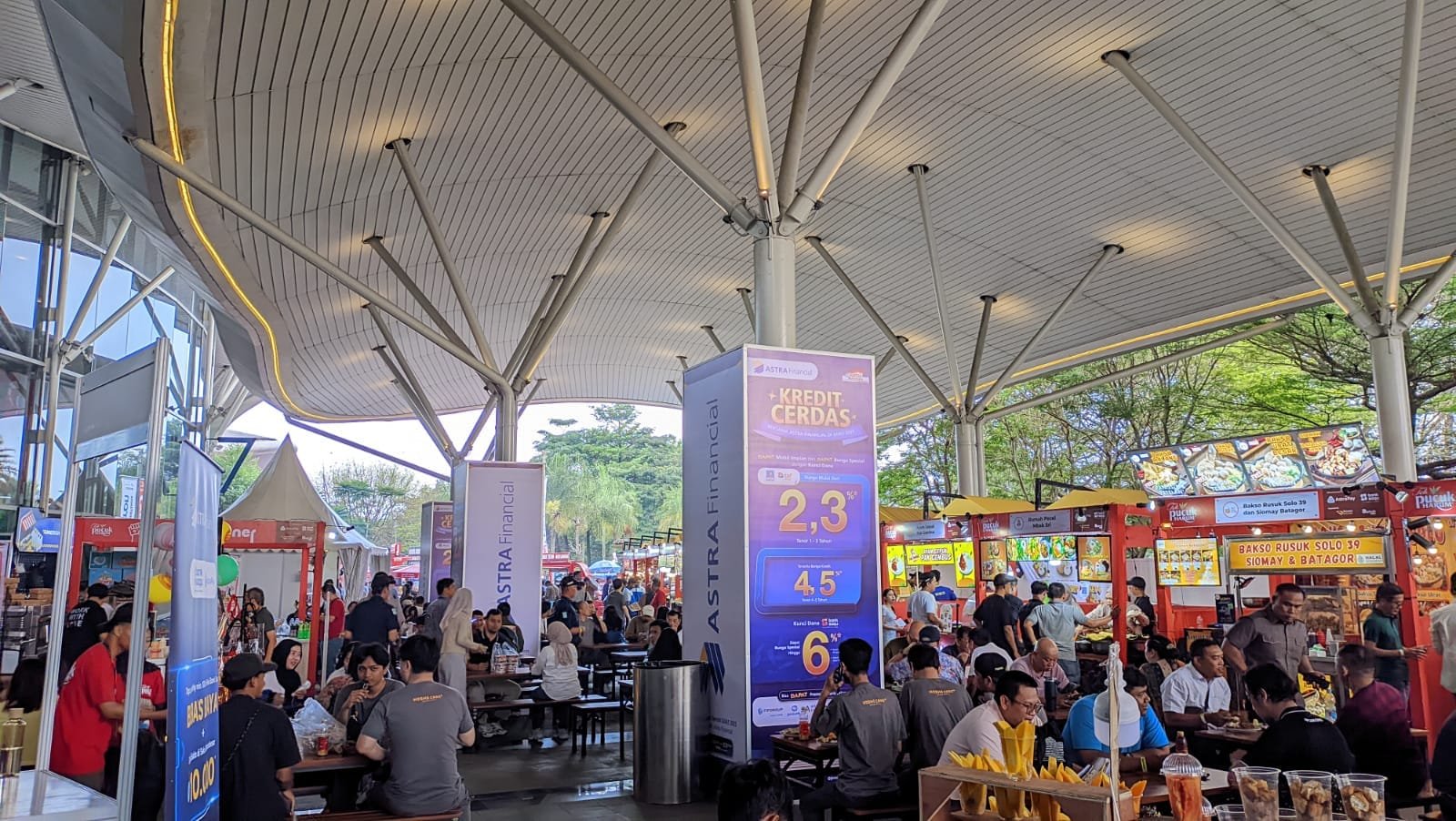 Area kuliner GIIAS 2025 dengan 90 tenant makanan Berkah Event