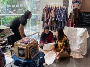 Batik yang Mendunia Kini Hadir di Lobby Holiday Inn Express Wahid Hasyim, Jakarta