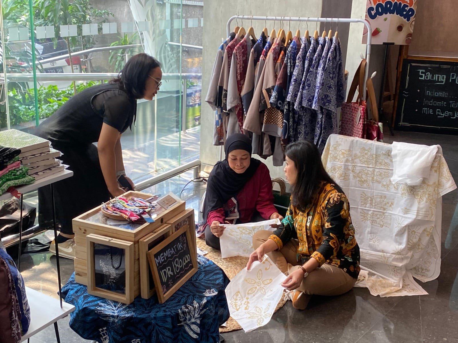 Batik yang Mendunia Kini Hadir di Lobby Holiday Inn Express Wahid Hasyim, Jakarta