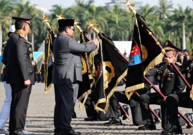 Presiden Prabowo Anugerahkan Penghargaan kepada Tujuh Satker Polri di Hari Bhayangkara ke-79