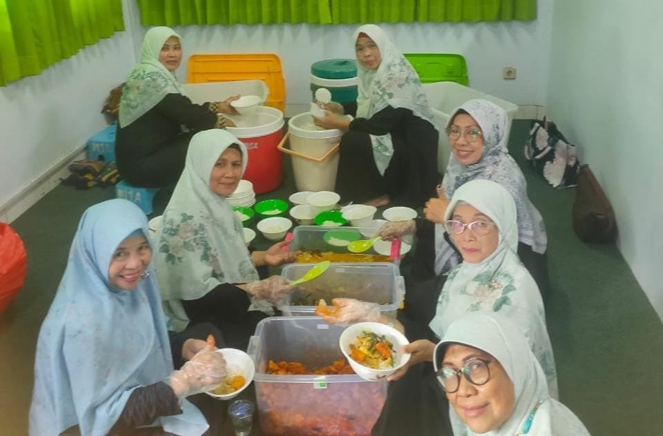 Yayasan Majlis Ta’lim Al-Mukarromah Bagikan Sekitar 500 Paket Makan Bergizi Gratis (MBG)