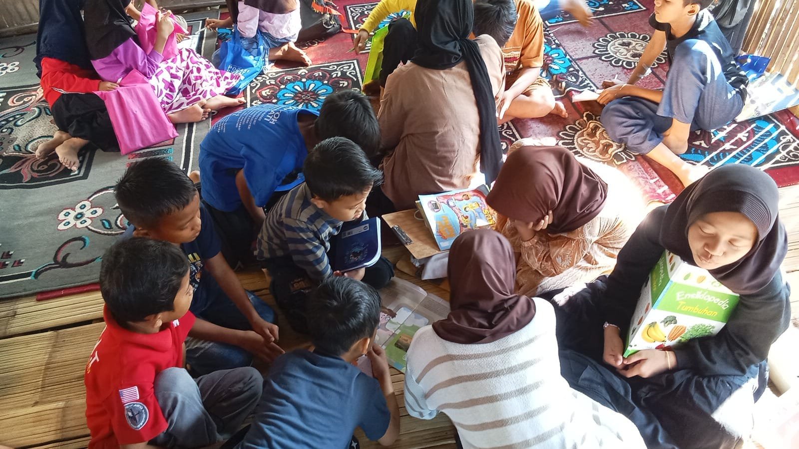 Belajar Membaca, Bahasa, dan Komputer di Taman Baca Nyala Aksara