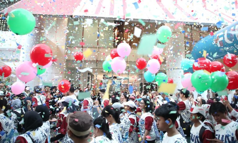 Peserta Fun Run GBN 2025 berlari di Jakarta dengan batik