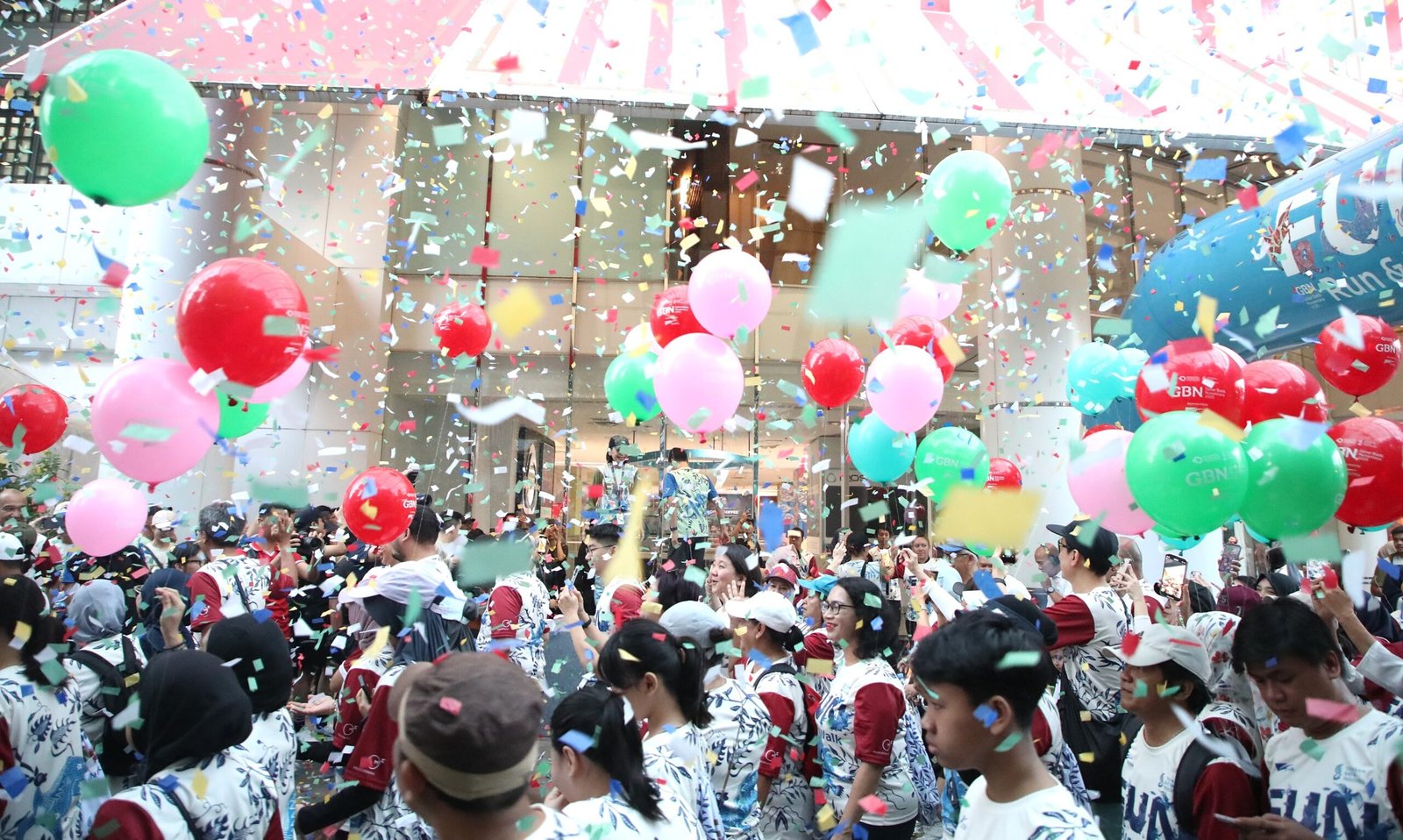 Peserta Fun Run GBN 2025 berlari di Jakarta dengan batik