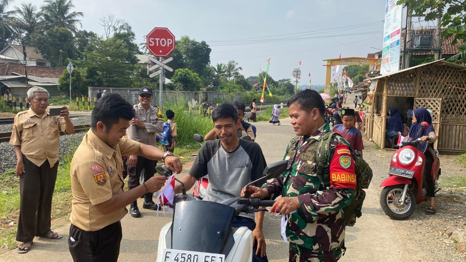 Gelorakan Semangat Kemerdekaan, Pramuka SMP-SMK Triwijaya Bagikan Ratusan Bendera Merah Putih