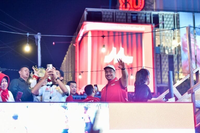 Menpora Dito Ariotedjo Meriahkan Karnaval HUT ke-80 RI Bersama Wamenpora Taufik Hidayat