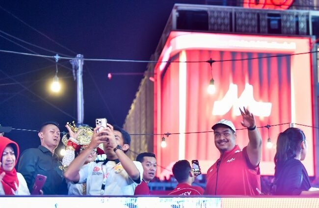 Menpora Dito Ariotedjo Meriahkan Karnaval HUT ke-80 RI Bersama Wamenpora Taufik Hidayat