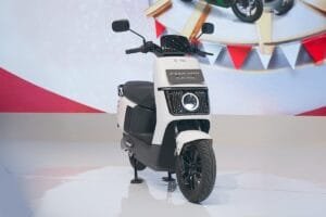 Menuju Perayaan 50 Tahun, Polytron Resmi Luncurkan Fox 200, Motor Listrik Pertamanya yang Didesain Khusus Untuk Jadi Sahabat Perempuan di Jalan