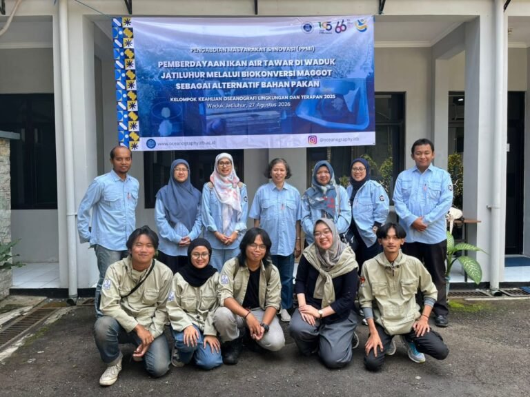 Tim ITB Edukasi Petani Ikan Waduk Jatiluhur Manfaatkan Maggot sebagai Pakan Alternatif Ramah Lingkungan