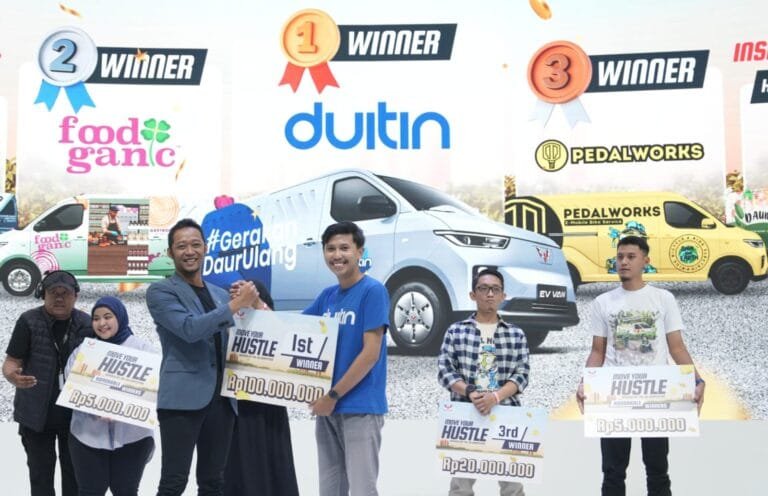 Pemenang kompetisi Wuling Move Your Hustle 2025 menerima hadiah di GIIAS ICE BSD