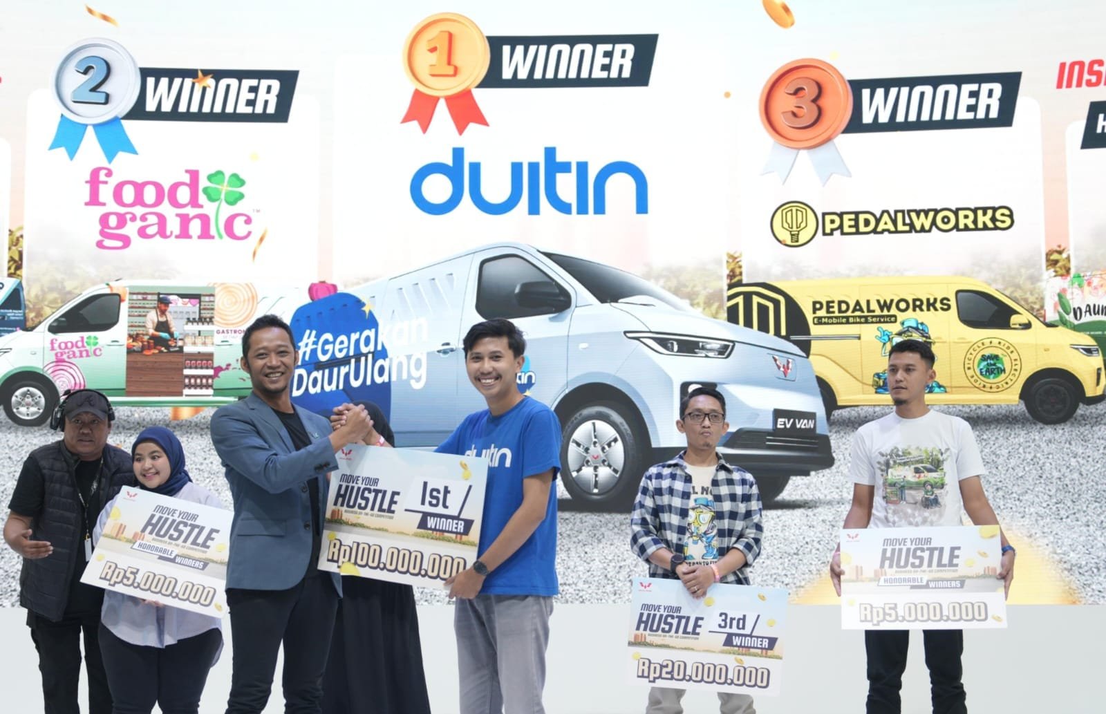 Pemenang kompetisi Wuling Move Your Hustle 2025 menerima hadiah di GIIAS ICE BSD