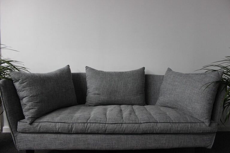 Cara Ampuh Membersihkan Noda Membandel di Pakaian dan Sofa