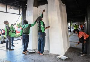 Gotong Royong Masyarakat Bantu Perbaikan Fasilitas Transportasi Umum Pasca Unjuk Rasa