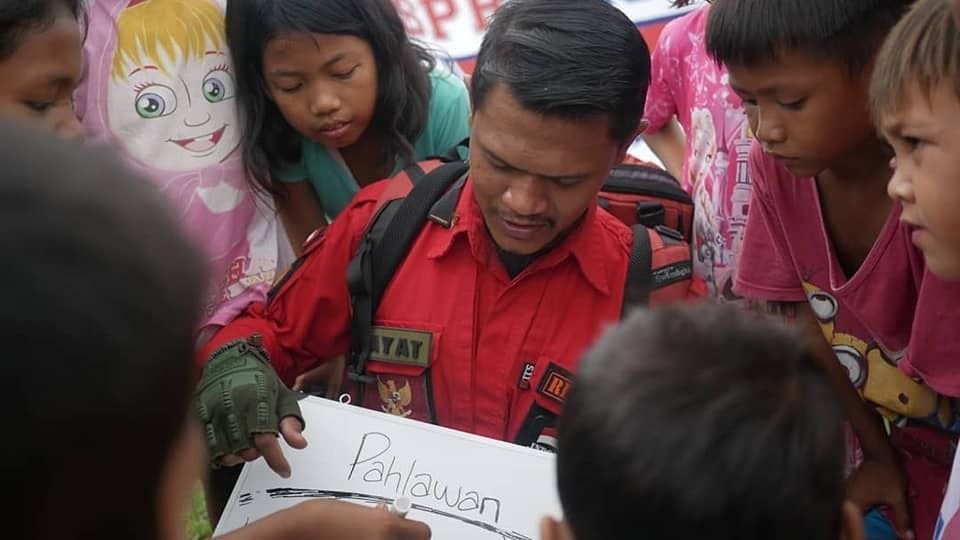 Kisah Inspiratif Dr. Hidayat: Dari Zona Perang Hingga Dunia Pendidikan