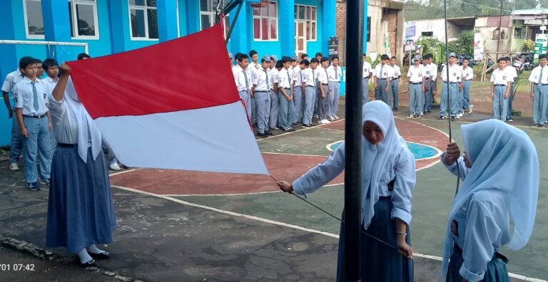 Pesan Bijak Guru Seni Rupa Saat Jadi Pembina Upacara di SMP/SMK Triwijaya Bogor