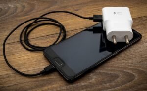 Main Game Sambil Mengisi Daya, Aman atau Tidak?