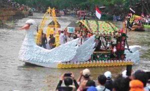 Parade Perahu Cinta Lingkungan 2025 Angkat Pesan Bersih-Bersih Sungai Ciliwung