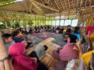 Rayakan Hari Jadi ke-8, MaPa Foundation Berikan Bantuan Laptop untuk Anak-anak Taman Baca