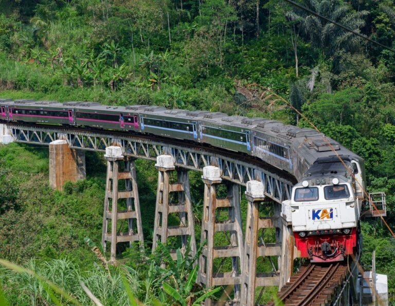 7 Jalur Kereta Api Terindah di Indonesia: