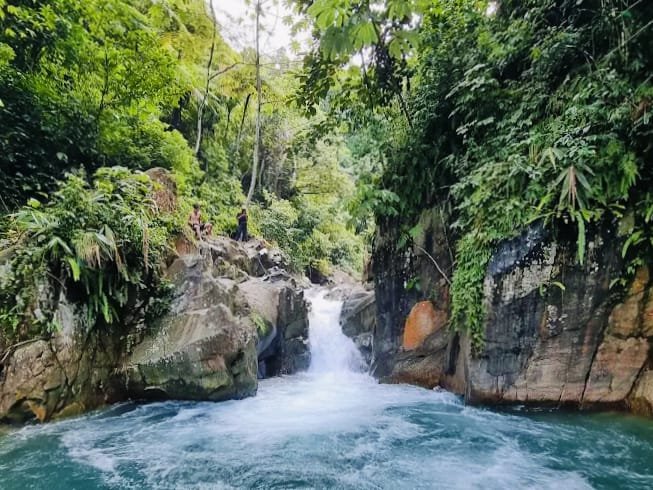 Curug Leuwi Cibaliung, Surga Tersembunyi dengan Air Biru yang Menenangkan di Sentul