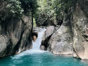 Pesona Biru di Tengah Tebing Tinggi Sentul