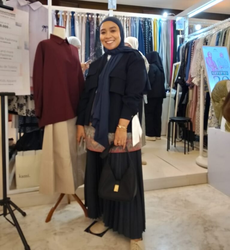 Tiga Sahabat di Balik Keberhasilan Brand Modest Fashion Kami.