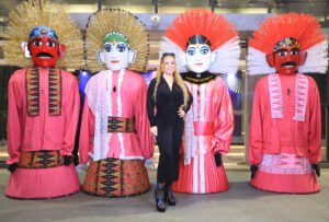 Mariah Carey Disambut Ondel-Ondel Betawi Jelang Konser “The Celebration of Mimi” di Jakarta