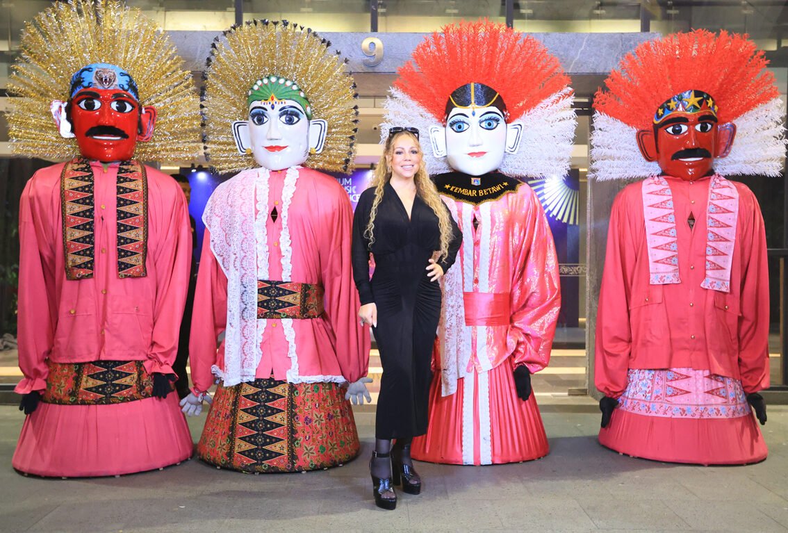Mariah Carey Disambut Ondel-Ondel Betawi Jelang Konser “The Celebration of Mimi” di Jakarta