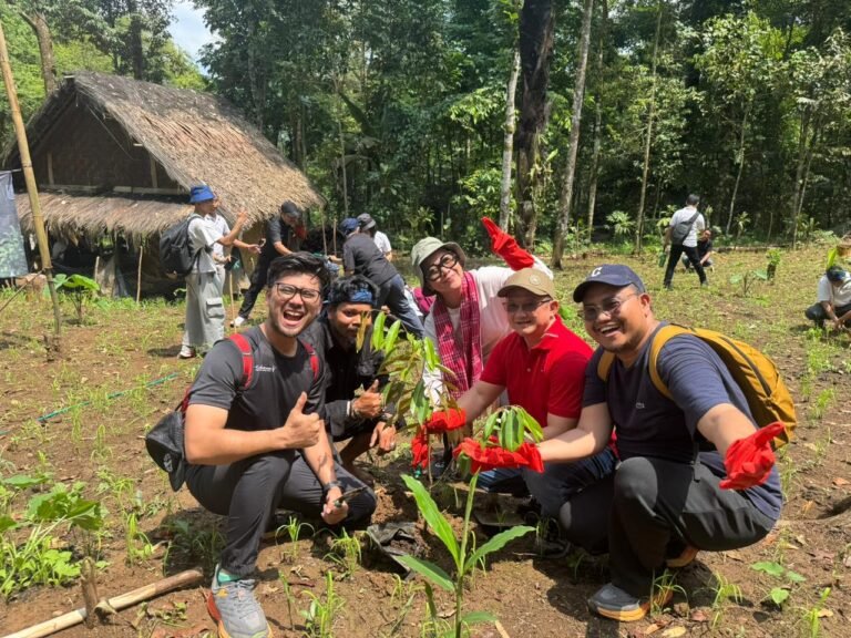 FIFGROUP Dukung Kesehatan dan Lingkungan: Bangun UKS di SDN 2 Bojongmenteng dan Tanam 360 Pohon di Lebak, Banten