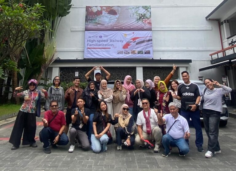 Peserta High-Speed Railway Familiarization Trip 2025 berfoto