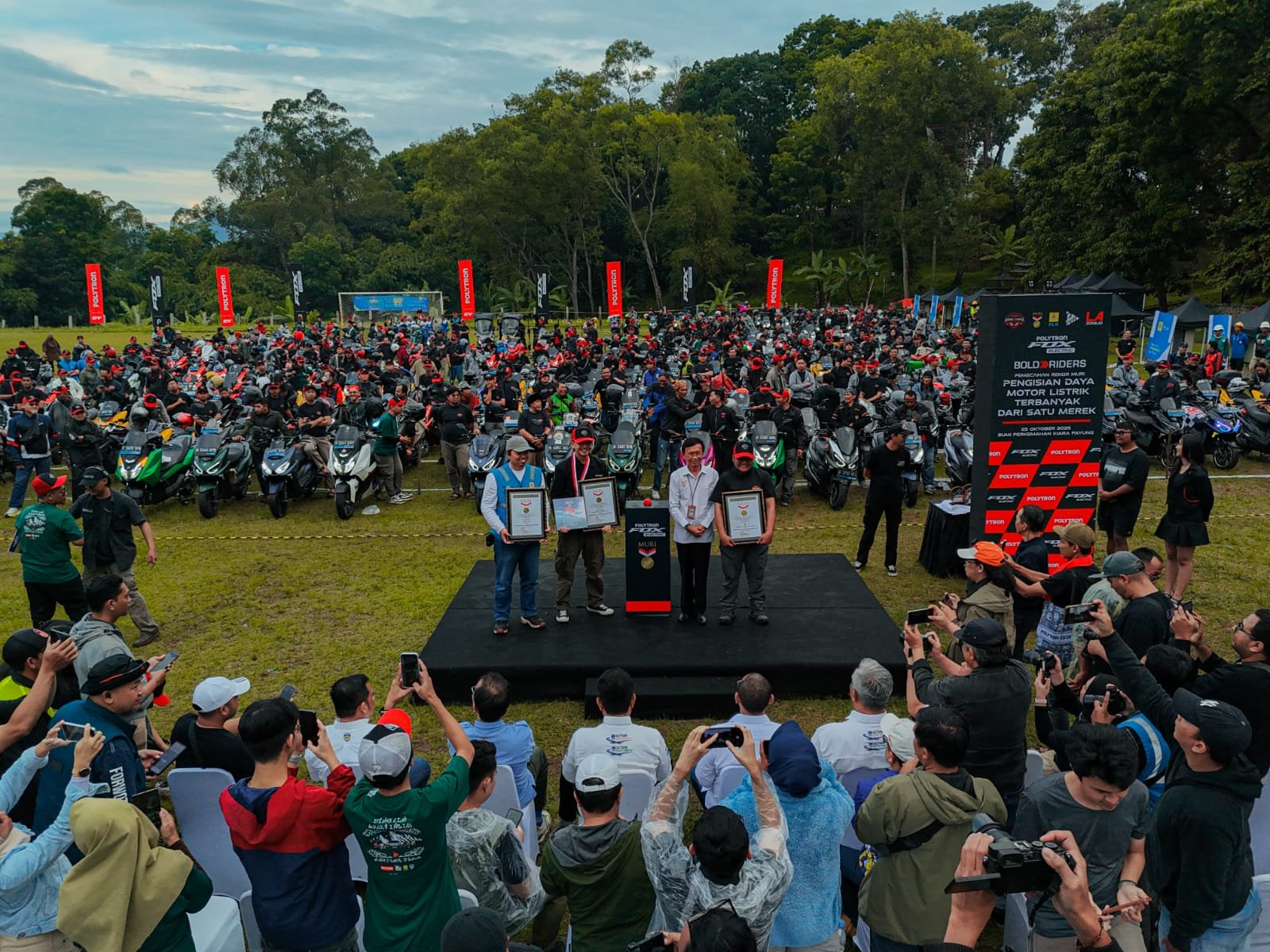 Komunitas Motor Listrik Polytron dan PLN Pecahkan Rekor MURI: Pengisian Daya Terbanyak dari Satu Merek di Indonesia