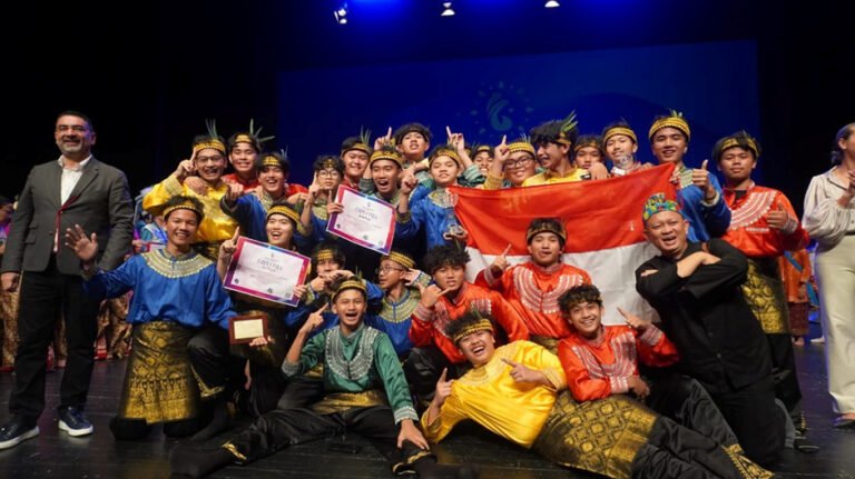 Merah Putih Berkibar di Spanyol! SMA Pesantren Unggul Al Bayan Raih Medali Emas dan Juara Umum di Ajang Super Grand Prix 2025