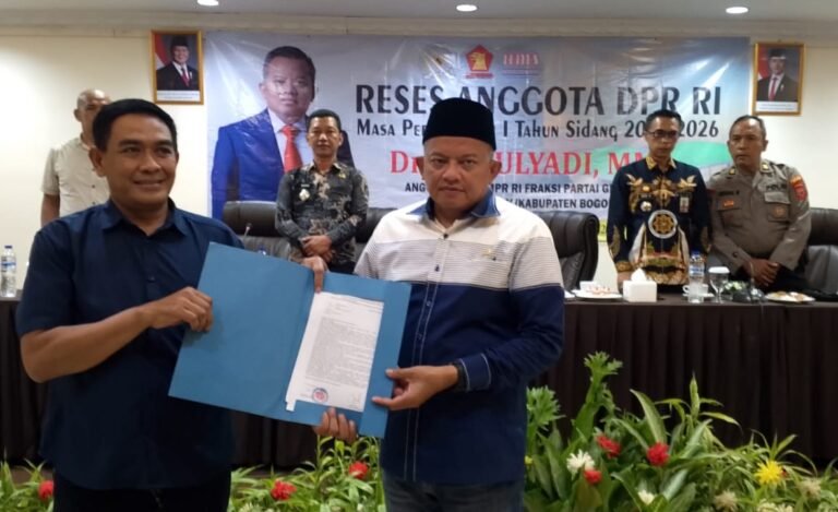Anggota DPR RI Mulyadi berbicara kepada warga dalam kegiatan reses di Cisarua, Kabupaten Bogor, membahas penyegelan tempat usaha wisata oleh Menteri LH.