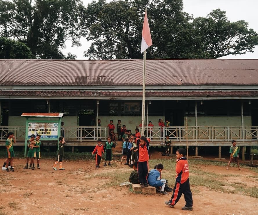 TUKU Wujudkan Semangat Sumpah Pemuda di SDN 24 Rumbih Melalui Donasi Meja dan Kursi Daur Ulang Plastik