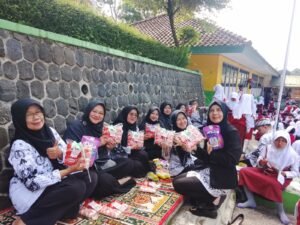 Alumni SDN 204 Cidadap Bandung Berikan Kejutan Apresiasi untuk Guru di Hari Guru Nasional
