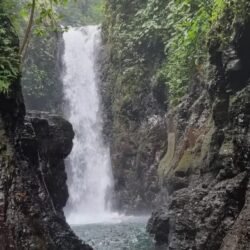 Surga Petualangan dan Sensasi Air Dingin di Curug Naga Bogor