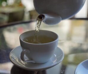 Manfaat Minum Air Hangat untuk Tubuh: Pagi dan Malam Hari