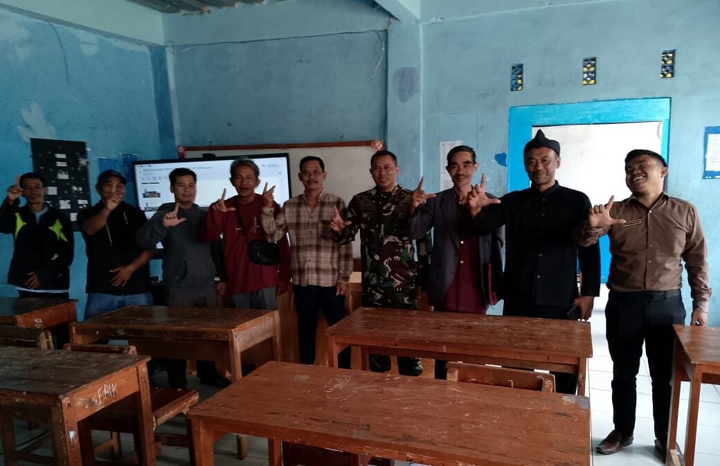 Bagi Rapor, Para Ayah Hadir di SMP dan SMK Triwijaya