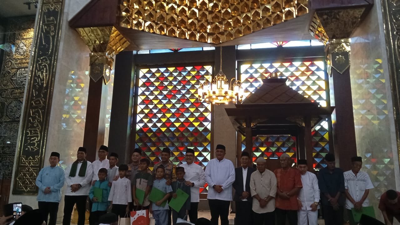 Bersama Bupati, Ribuan Warga Bogor Khusyuk Ikuti Doa Akhir Tahun di Masjid Raya Nurul Wathon