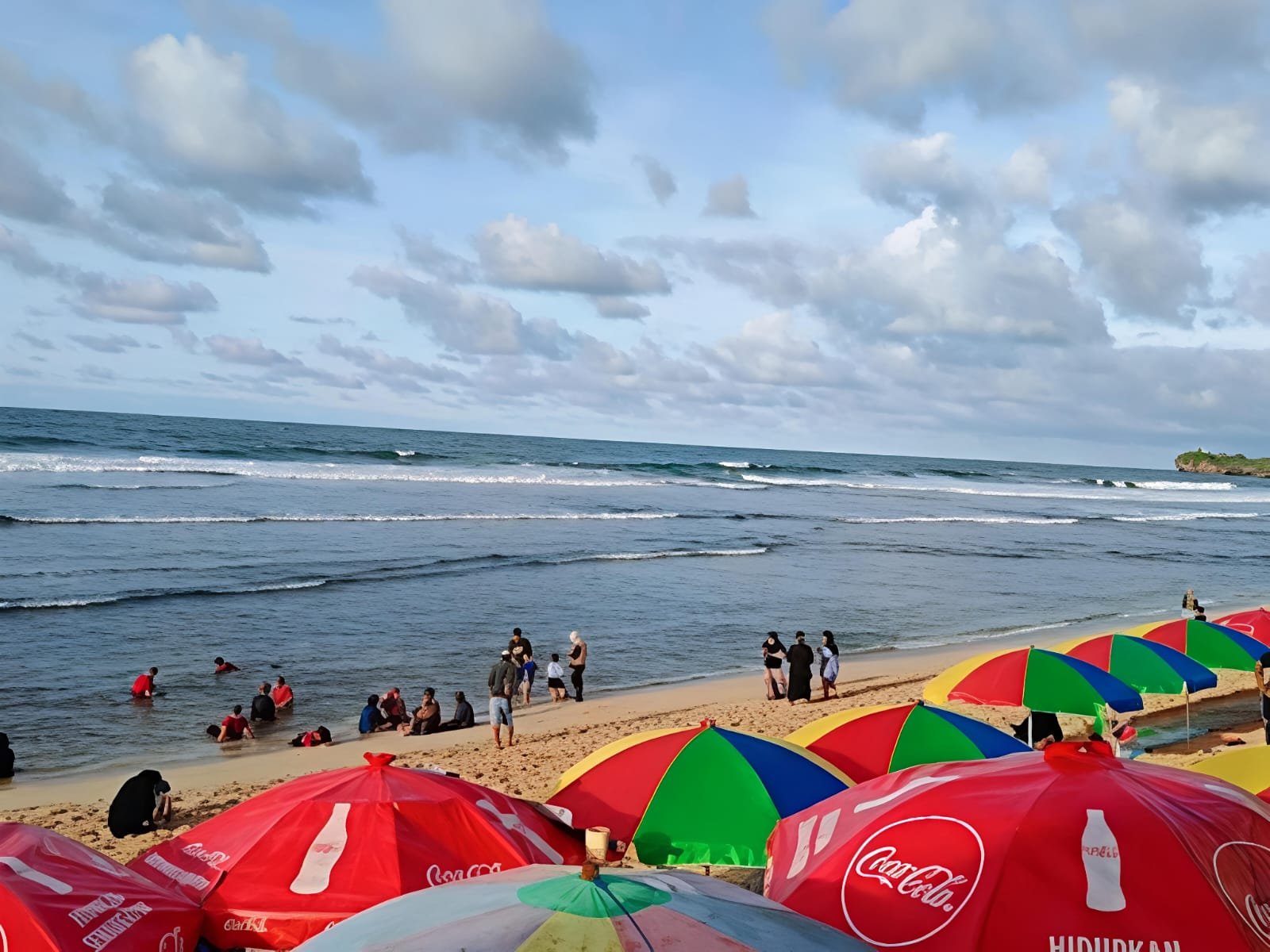 Pantai Indrayanti Gunung Kidul, Pantai Pasir Putih Favorit Wisatawan Yogyakarta