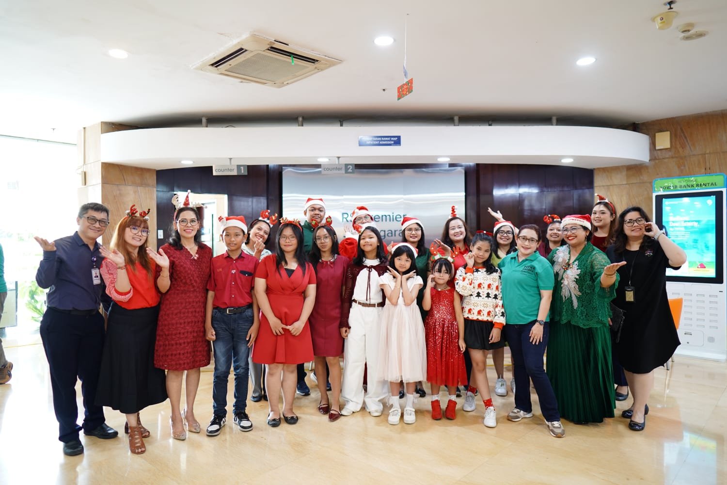 Sambut Natal, RS Premier Jatinegara Hadirkan Christmas Carol Penuh Kasih Bersama Purwacaraka Music Studio