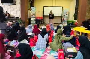 Santai tapi Bermakna, Jendela Puspita Tanamkan Literasi Cerpen di Kalangan Santri