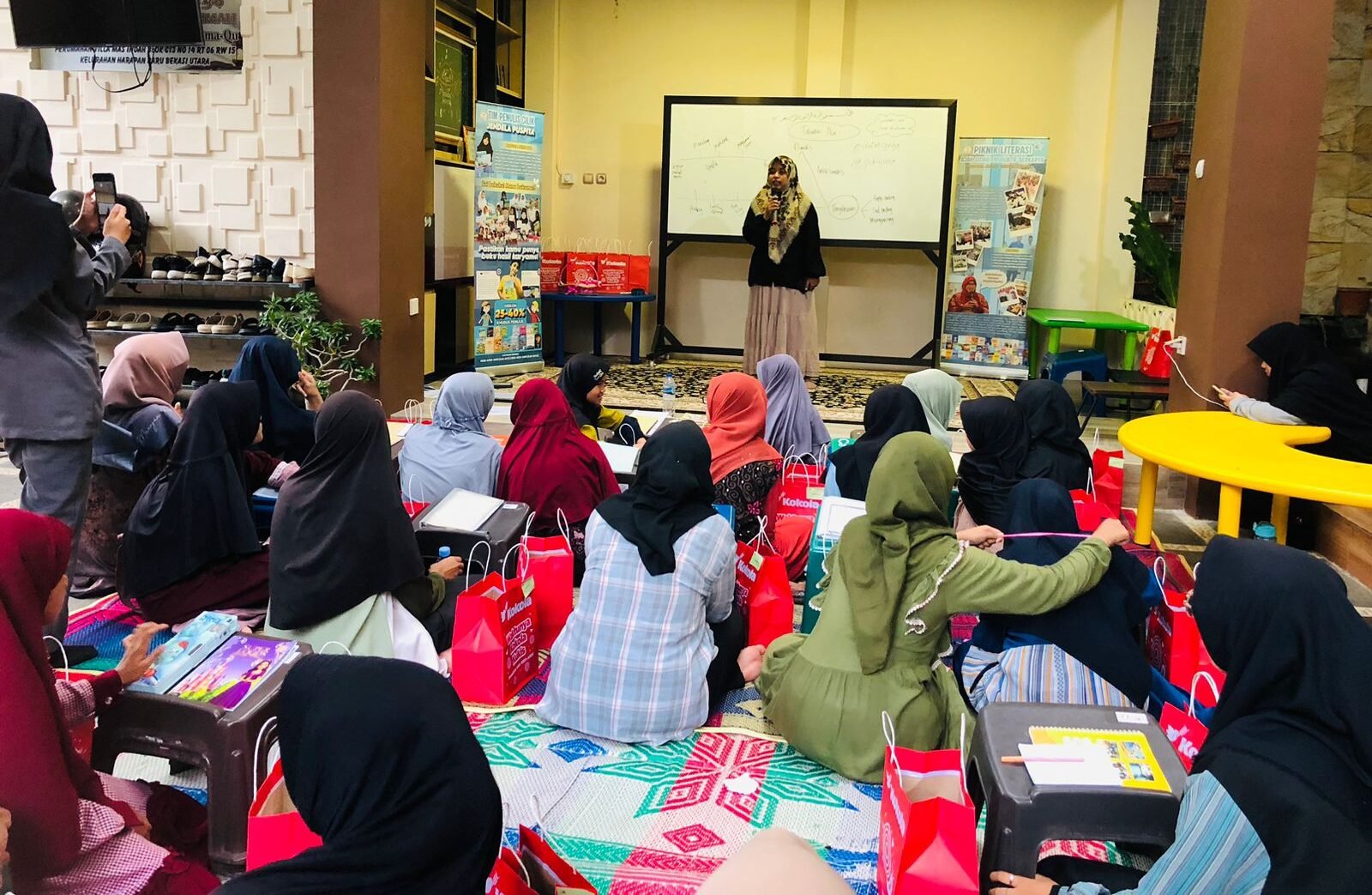 Santai tapi Bermakna, Jendela Puspita Tanamkan Literasi Cerpen di Kalangan Santri