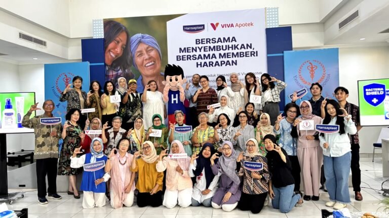 VIVA Apotek dan Hansaplast Salurkan Donasi Rp50 Juta untuk Dukung Pencegahan Kanker
